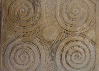 Spirali presenti nell'isola di Malta. Queste indicano il simbolismo del respiro di Dio (o dell'universo). Le spirali di Malta, come quelle adranite, intendono probabilmente auspicare, se non proprio evocare, un equilibrio sociale