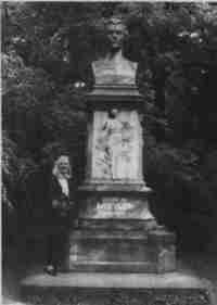 Presso il monumento a  Wilhelm Müller, "Cantore della libertà greca", a Dessau nel maggio 2002