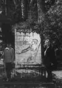Col figlio Menandro al monumento PER I TEDESCHI CHE HANNO DATO LA LORO VITA PER     L'EROICA MESOLONGI. (presso il cimitero degli eroi di Mesolongi, Aprile 1998)