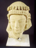 Testa di donna in pietra (475-325 a. C.) ritrovata a Idalion. 