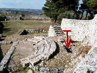 Bouleuterion era il luogo in cui si riuniva il senato di Akrai. Un cunicolo (indicato dalla freccia) 
permetteva l'accesso alla cavea dell'adiacente teatro.