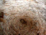 Tirinto, soffitto a tholos di una tomba micenea.