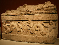 Sarcofago raffigurante Tritoni