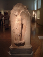 Scultura a tre facce Dyonisos con 2 Nike (lato 2) - 350 a.C.