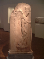 Scultura a tre facce Dyonisos con 2 Nike (lato 3) - 350 a.C.