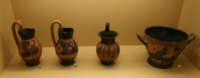 Ceramiche a figure nere 6 sec. a.C. - da sinistra; trefoili, oinochoe e scifo