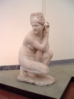 Afrodite accovacciata, met II sec. d.C., da originale greco di et ellenistica, inv. 6297.
