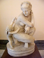 Afrodite accovacciata con Eros - met II sec. d.C. da originale greco di et ellenistica, inv. 6293.