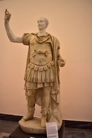 Statua loricata colossale con testa ritratto moderna di Giulio Cesare - Statua in marmo asiatico; testa moderna lunense et antonino-saveriana, inv. 6039.