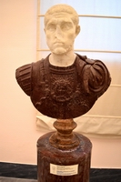 Ritratto di ignoto 2  busto di porfido non pertinente- et tetrarchica (fine III sec.d.C. inizio IV sec.d.C.) Busto di III sec.d.C., inv. 6101.