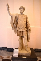 Statua loricata con ritratto non pertinente di Lucio Vero - Torso loricato in marmo pario; testa e integrazioni in marmo lunense - Torso di tarda et giulio-claudia; ritratto 160-161 d.C. inv. 6081.