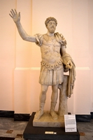Statua loricata con ritratto non pertinente di Marco Aurelio - torso loricato in marmo pentelico; ritratto e integrazioni in marmo bianco a grana fine - torso di et claudia; ritratto 160-161 d.C., inv. 6092.