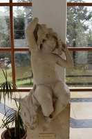 Cupido che gioca con una maschera teatrale. I sec d.C. - Cupid plays with a theatrical mask. First century A. D.