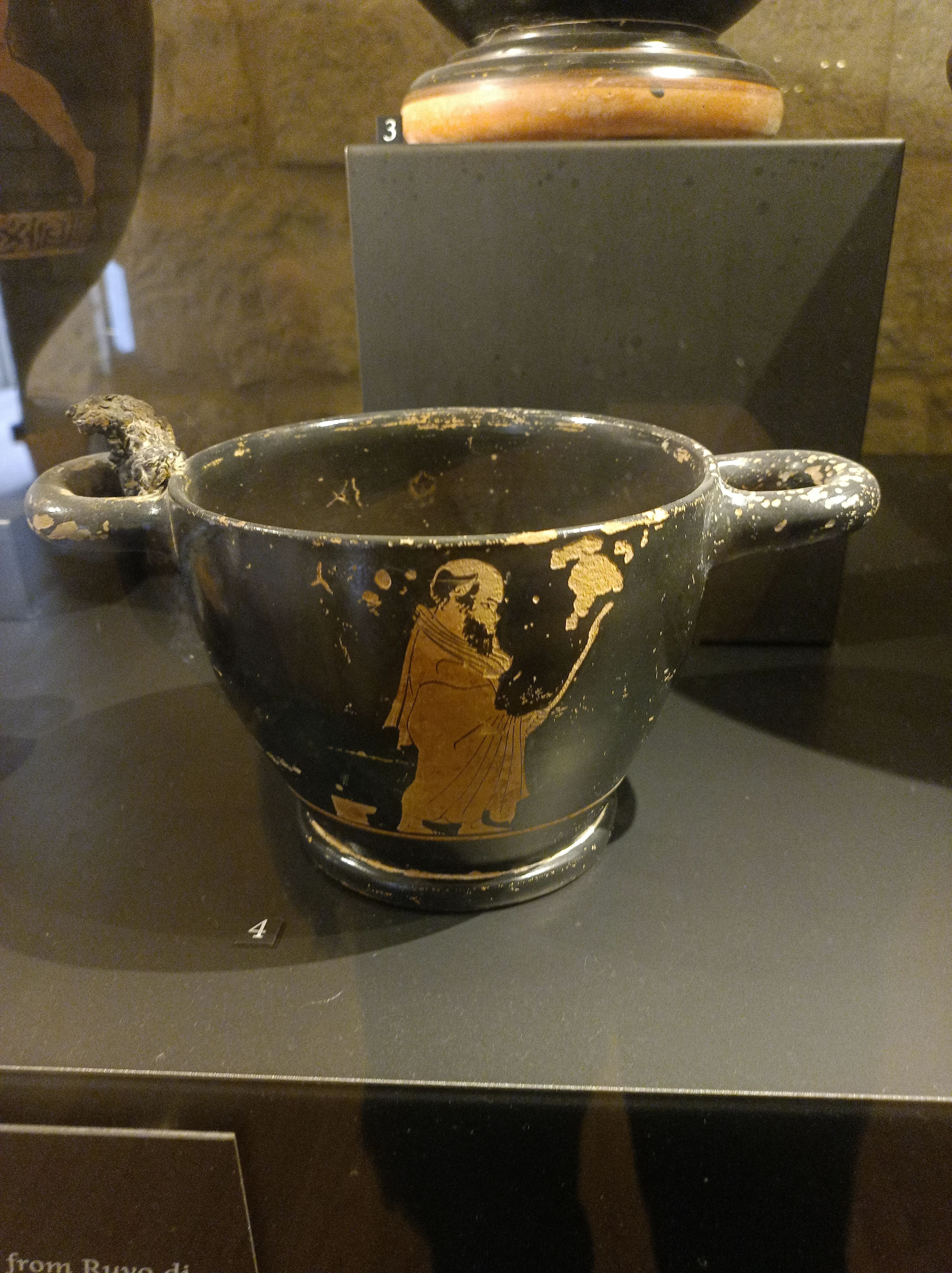 Skyphos Attico a Figure Rosse: Il Riposo del Sileno. Skyphos Attico a Figure Rosse: Il Riposo del Sileno.