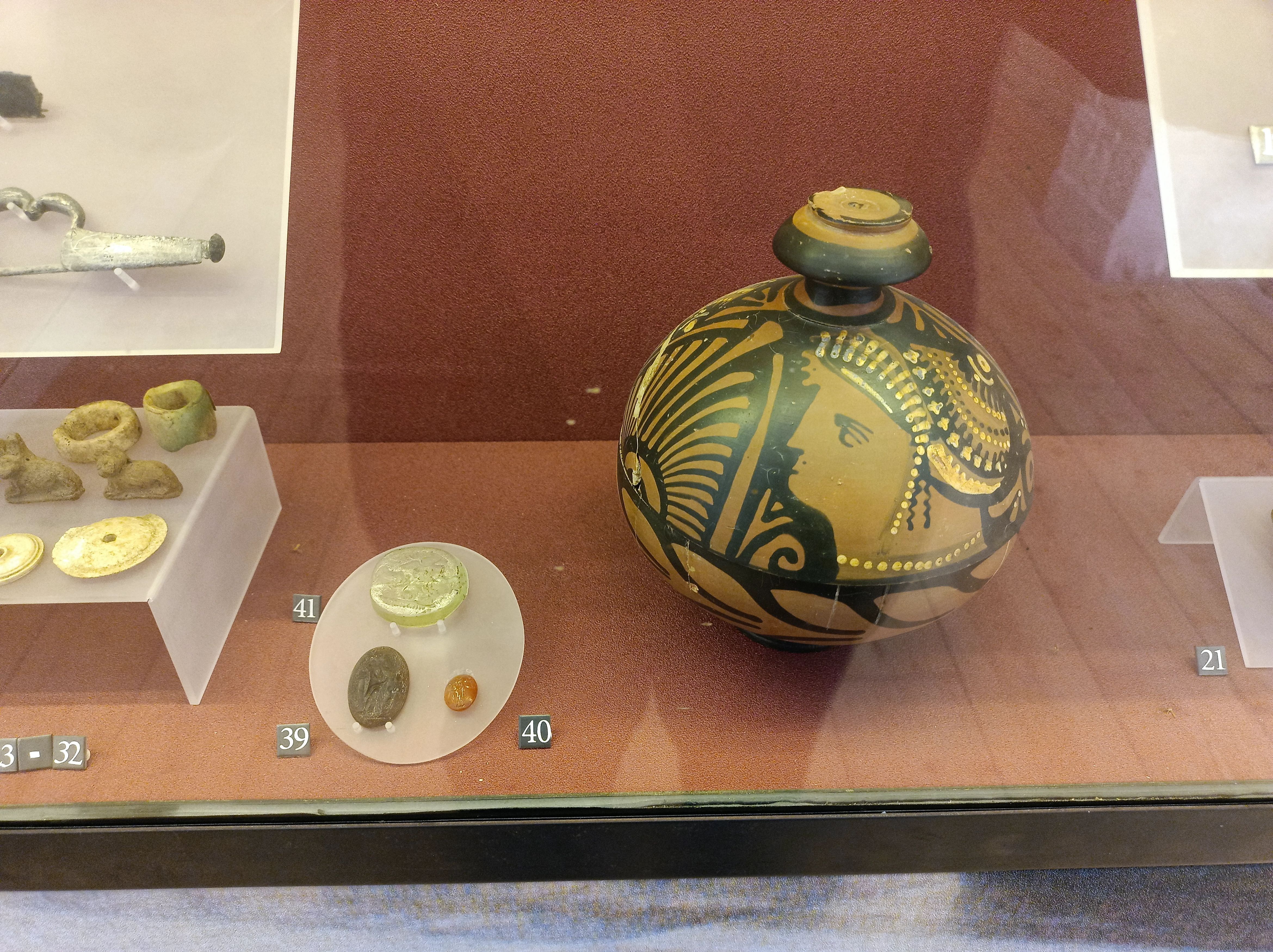 Lekythos a Testa Femminile e Oggetti Preziosi