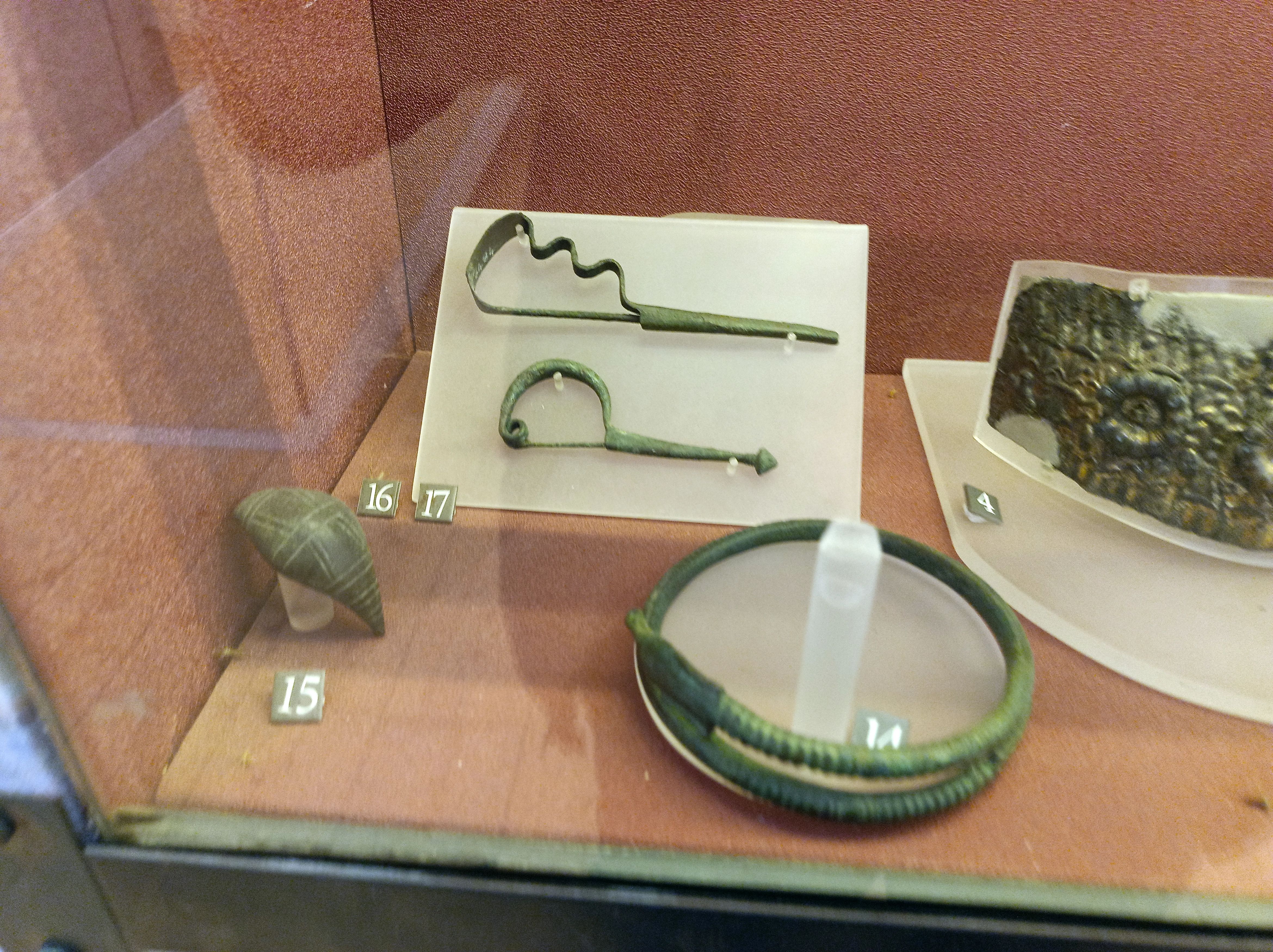 Fibula a navicella, fibula ad arco semplice e bracciale a spirale. Fibule in Bronzo e Ornamenti Spiraliformi