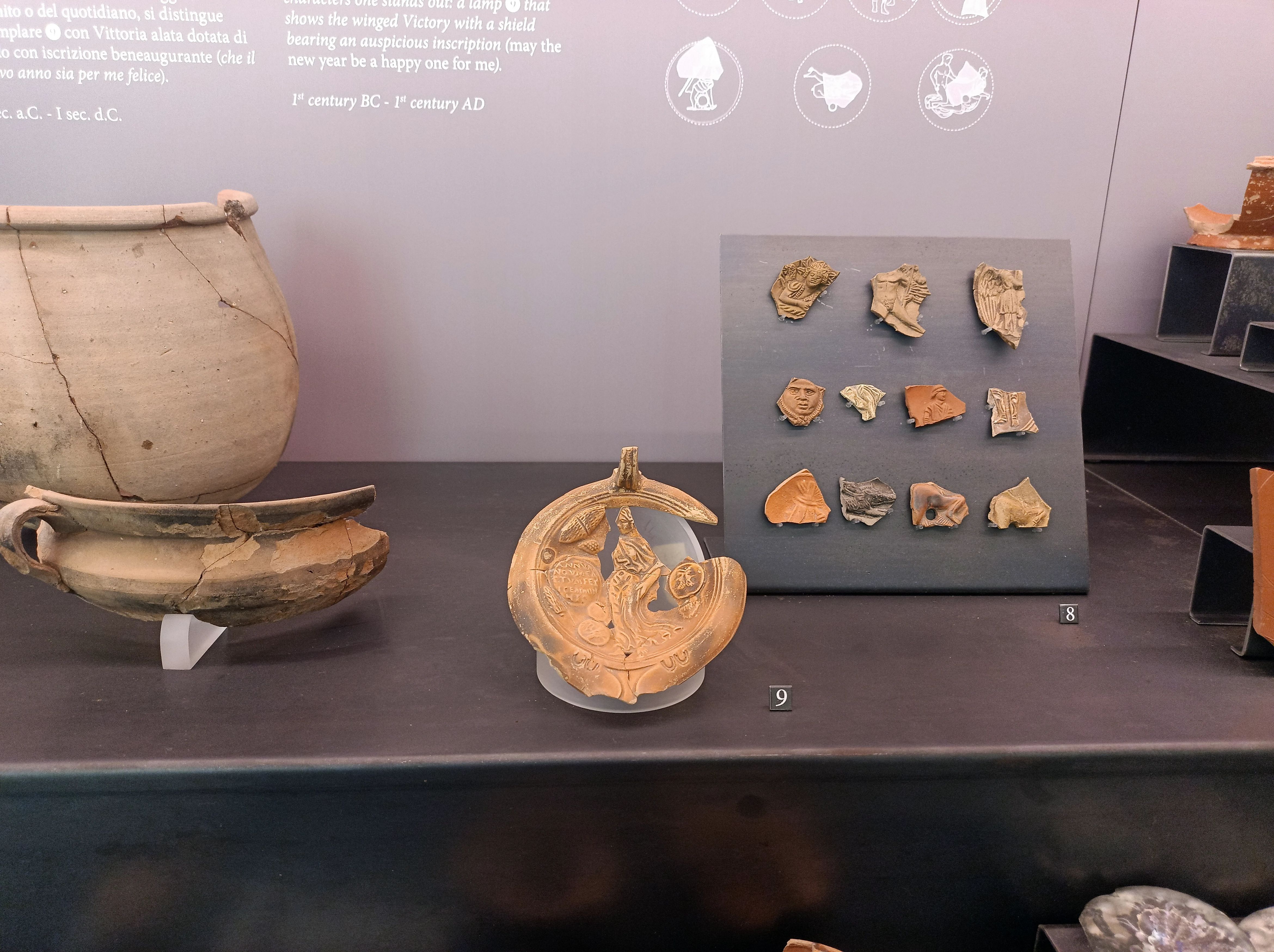 Lucerna Augurale e Ceramica Romana. 