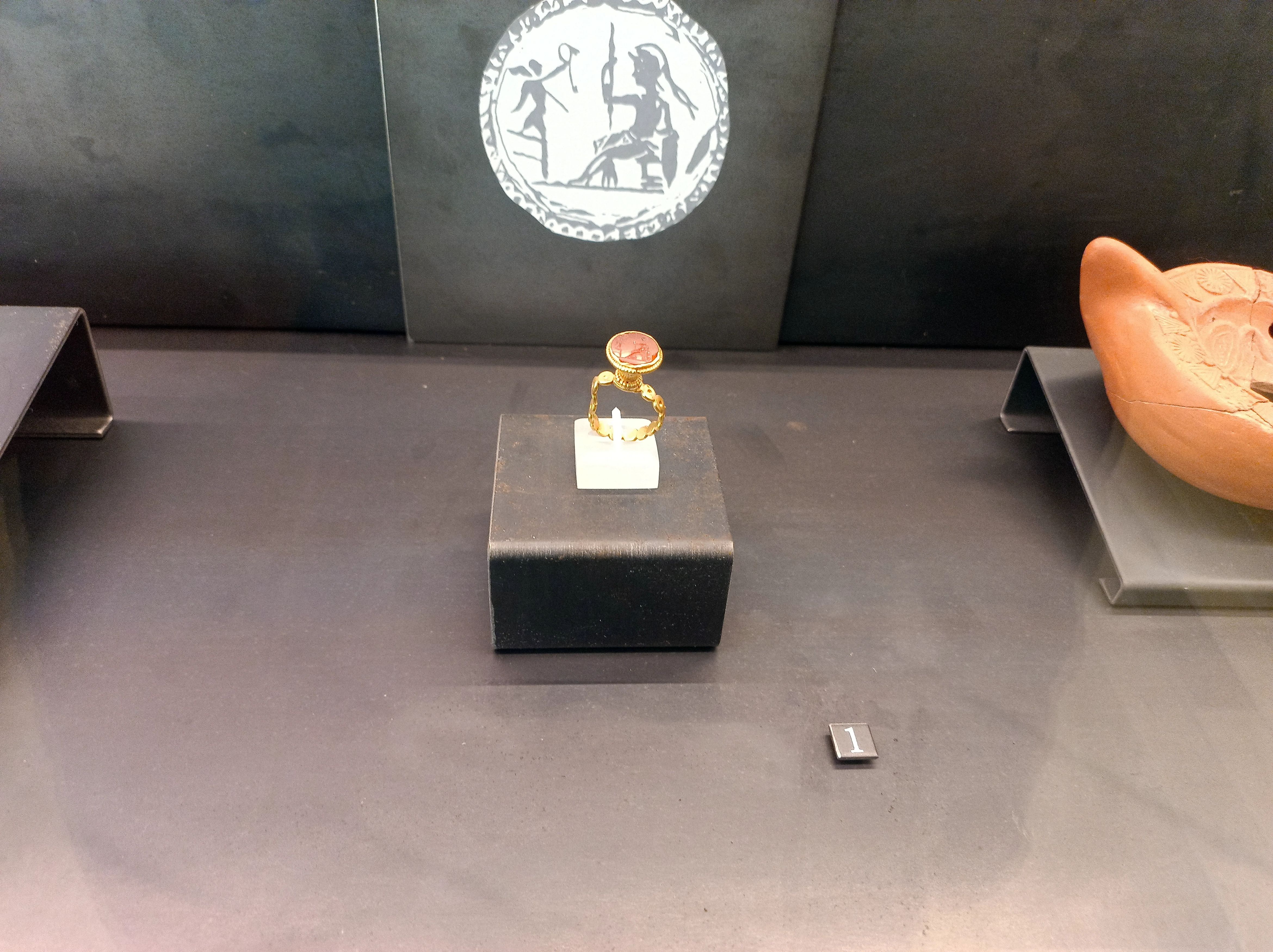 Anello in Oro con Gemma Incisa