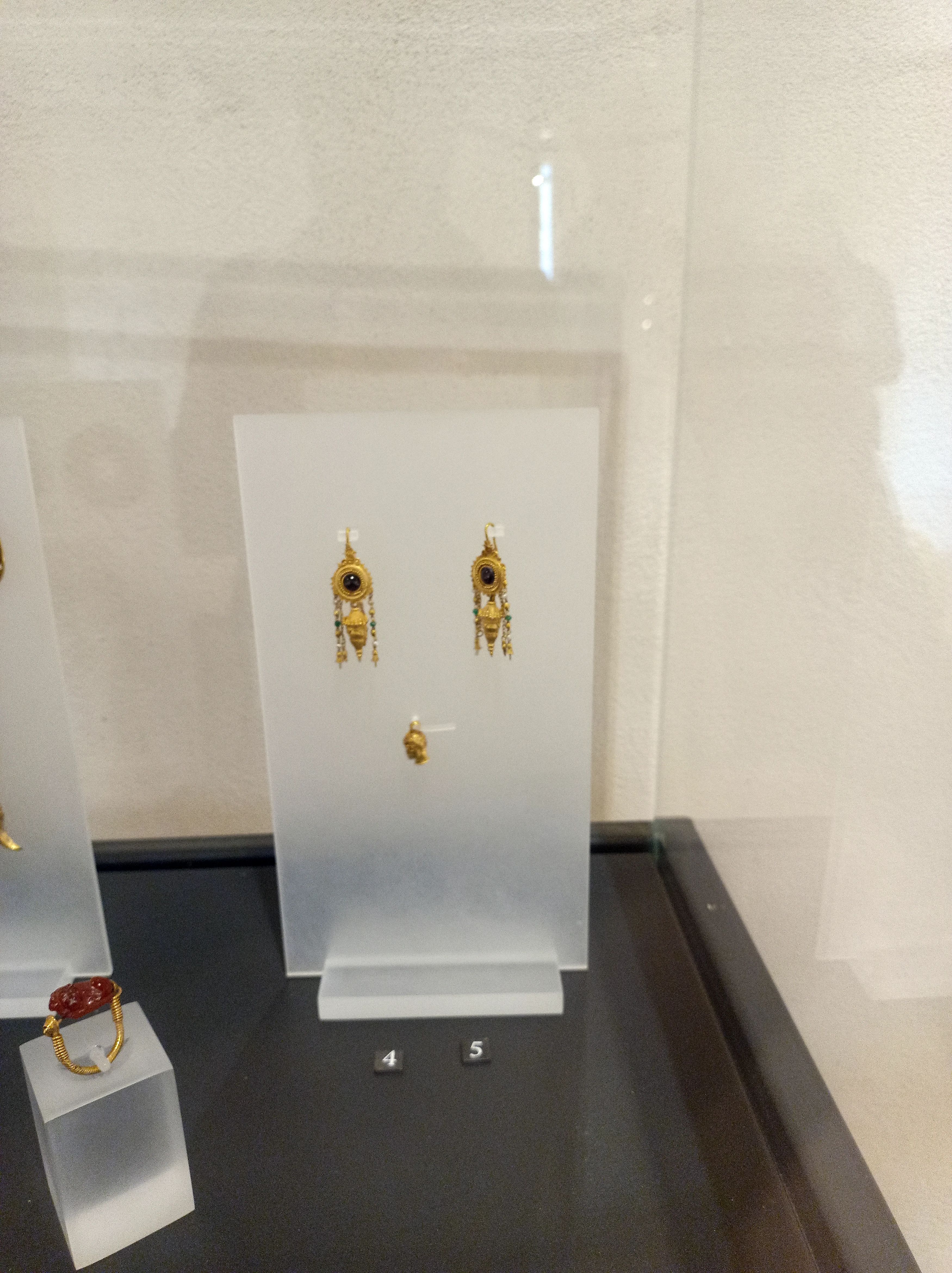 Orecchini a pendente in oro e pietre dure