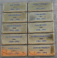 Targhe commemorative davanti l'ufficio anagrafe.